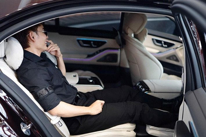 Xe trang bị đồng hồ hiển thị dạng kỹ thuật số 12,3 inch; màn hình giải trí OLED 12,8 inch; màn hình giải trí hàng ghế sau với 2 màn hình 11,6 inch; dàn âm thanh gồm 15 loa Burmester công suất 710W.