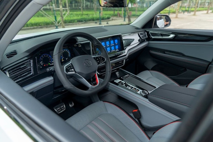 Những trang bị còn lại của Volkswagen Teramont Limited Black Edition vẫn giống Teramont tiêu chuẩn, điển hình như ghế bọc da, ghế lái chỉnh điện 10 hướng, bảng đồng hồ kỹ thuật số 10 inch, màn hình cảm ứng trung tâm 8 inch hay phanh tay điện tử.