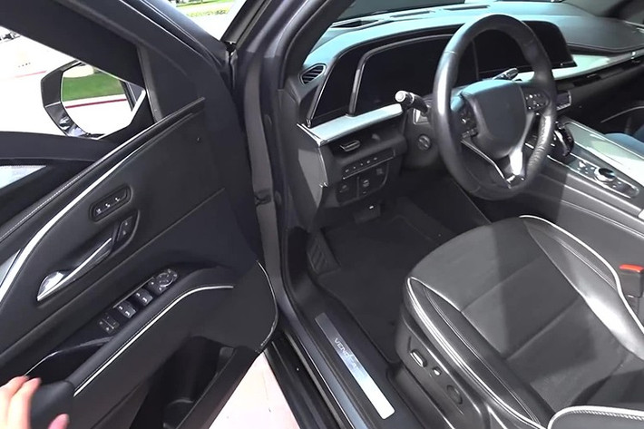 Cản trước của xe bằng thép, chốt cửa từ tính, tay nắm điện tử, hệ thống đèn chiếu công suất lớn. Các trang bị an ninh khác gồm hệ thống liên lạc nội bộ, cảm biến phát hiện thiết bị nổ, bình xịt hơi cay, mặt nạ phòng độc, áo giáp, mũ bảo hiểm và cả bộ hạ thân nhiệt dự phòng cho các tình huống đặc biệt.