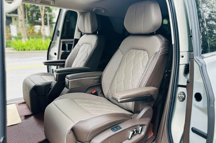 Các chi tiết khác nhe; sạc điện thoại không dây và bàn gấp nằm trên lưng ghế trước, tích hợp giá để ly. Thêm vào đó là hệ thống âm thanh từ 6 loa lên loại Dynaudio High-end với 11 loa và phim cách nhiệt.