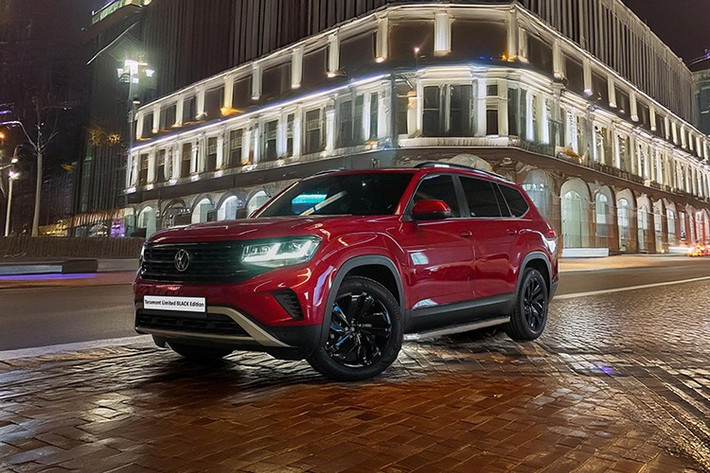 "Trái tim" của phiên bản Limited Black Edition vẫn là động cơ xăng 4 xi-lanh, tăng áp, dung tích 2.0L, sản sinh công suất tối đa 220 mã lực tại tua máy 4.500 - 6.200 vòng/phút.