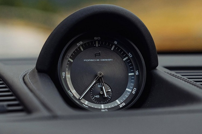 Khách hàng có thể giữ nguyên ghế Adaptive Sports Seats Plus bọc vải caro hoặc nâng cấp lên ghế da toàn bộ màu đen, giá gần 100 triệu đồng. Các chi tiết như tapi cửa, lưng ghế sau cũng được bọc vải dệt Tartan đồng bộ.