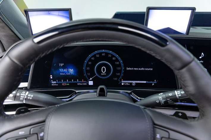 Nếu lựa chọn gói Executive trị giá 125.000 USD (khoảng 3,27 tỷ đồng), khách hàng sẽ sở hữu khoang thương gia phía sau với hai ghế VIP chỉnh điện độc lập, hai ghế phụ ngồi đối diện, quầy bar mini, TV, iPad và khay đựng đồ ăn nhẹ, mô phỏng trải nghiệm limousine hạng sang.