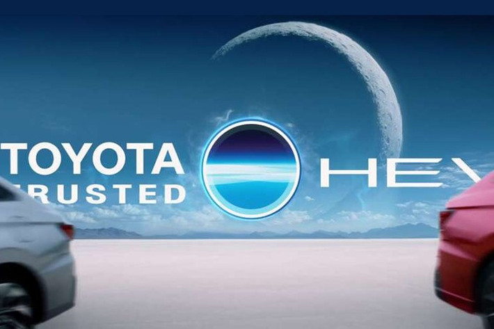 Theo đó, đoạn video chưa tiết lộ chi tiết Toyota Vios 2025 nhưng đã xác nhận hệ truyền động hybrid và thời điểm xe trình làng. Đáng chú ý, trong video còn có sự xuất hiện của hai ngôi sao nổi tiếng thế hệ Gen Z tại Thái Lan, điều này cho thấy, Toyota muốn định vị Vios hybrid dành cho giới trẻ.