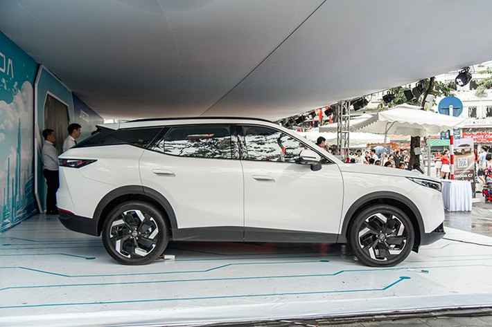 C7 là mẫu xe thứ hai mang thương hiệu Omoda ở Việt Nam, sau C5. So với C5, Omoda C7 có kích thước lớn hơn và được định vị trong phân khúc SUV cỡ C. Xe sở hữu kích thước dài x rộng x cao lần lượt 4.660 x 1.875 x 1.670 mm và chiều dài cơ sở 2.720 mm. Như vậy, xe có kích thước tổng thể nhỉnh hơn các đối thủ cùng phân khúc như Mazda CX-5 và Hyundai Tucson.