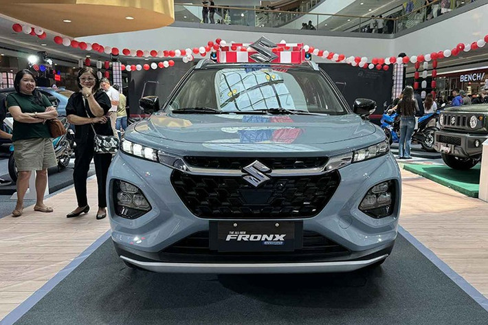 Mái xe vuốt dốc kiểu coupe tạo hình dáng năng động, đi kèm kính hông tam giác lớn, cửa không viền và tay nắm cửa bán ẩn. Bộ mâm hợp kim 16 inch kết hợp lốp 205/60, trong khi phía sau nổi bật với cụm đèn hậu LED dạng móng vuốt và dải đèn ngang toàn chiều rộng, tạo hiệu ứng hiện đại, đậm chất “Cyberpunk”.