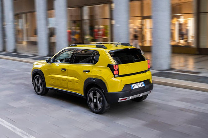 Chiếc xe sở hữu động cơ 3 xi-lanh, tăng áp, dung tích 1,2 lít, kết hợp với hộp số sàn 6 cấp được tinh chỉnh và hệ thống khởi động thông minh. Động cơ có thể sản sinh công suất 100 mã lực và mô-men xoắn 205 Nm, một con số khá ấn tượng đối với một chiếc xe cỡ này.