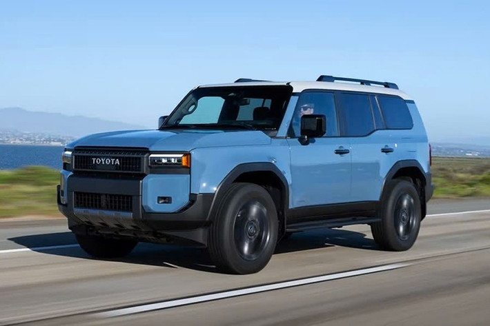 Mẫu xe SUV Toyota Land Cruiser 2026 đã chính thức có mặt tại các đại lý ở Mỹ. Dù không có nâng cấp về kỹ thuật so với phiên bản tiền nhiệm, giá bán của mẫu SUV địa hình này vẫn được điều chỉnh tăng, tiếp tục phản ánh xu hướng tăng giá chung trong ngành ôtô.