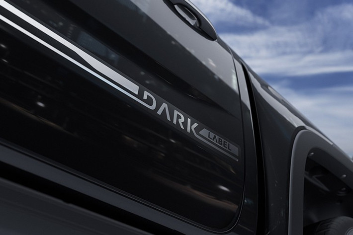 Trang web chính thức của Volkswagen tại Đức tiết lộ Amarok Dark Label mới có giá 67.736 euro (tương đương 78.673 USD - khoảng 2,05 tỷ đồng), đã bao gồm thuế, thấp hơn phiên bản Amarok PanAmericana có giá từ 73.740 Euro (85.646 USD - khoảng 2,23 tỷ đồng).