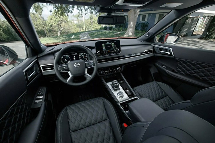 Rogue Plug-In Hybrid vẫn giữ cấu hình 7 chỗ quen thuộc của Outlander. Khoang lái có cụm đồng hồ kỹ thuật số 12.3 inch đi kèm màn hình trung tâm 9 inch, nhỏ hơn loại 12.3 inch trên bản Rogue chạy xăng/hybrid tự sạc.