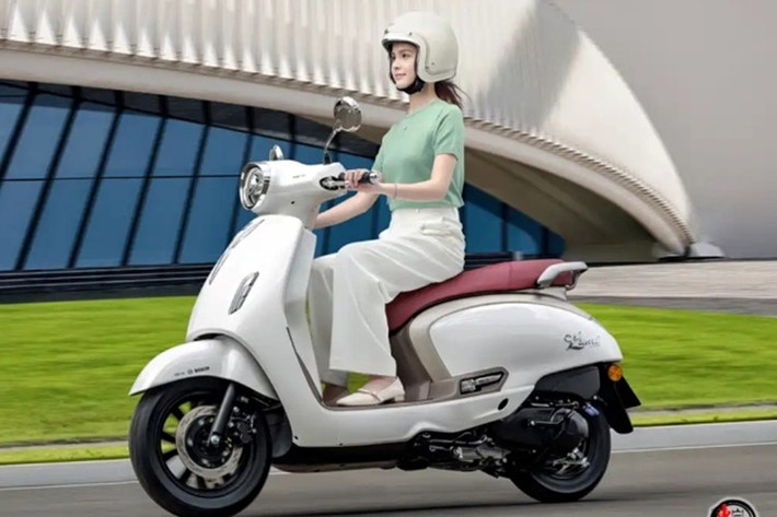 Hệ thống phanh bao gồm đĩa trước 220 mm kẹp hai piston và phanh tang trống sau, đảm bảo lực hãm ổn định. Ngoài ra, xe còn có chức năng chống gạt chân chống khi nổ máy, phanh đỗ xe và lốp bán trơn, tăng cường độ an toàn khi di chuyển trong phố.