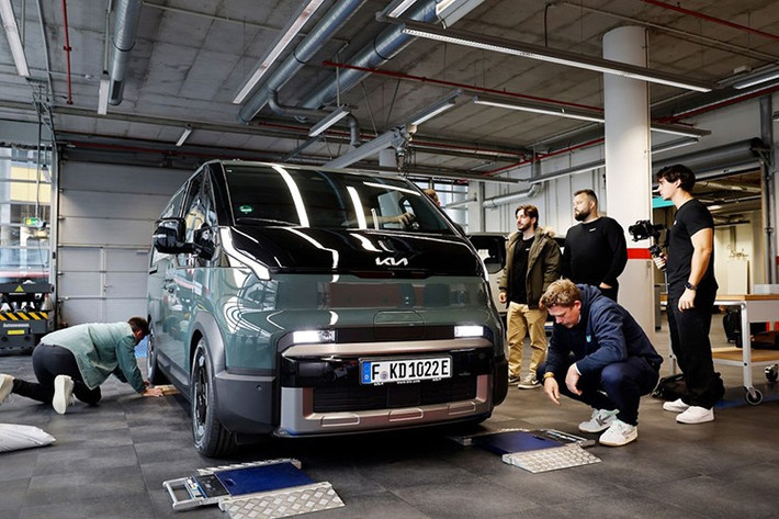 Chiếc van điện Kia PV5 Cargo vừa thiết lập một Kỷ lục Guinness Thế giới mới đầy ấn tượng. Vào ngày 30/9, một chiếc Kia PV5 Cargo phiên bản L2H1 trang bị pin 71,2 kWh đã hoàn thành quãng đường 693,38 km chỉ với một lần sạc, lập kỷ lục về quãng đường di chuyển của một chiếc xe van chạy pin hạng nhẹ.