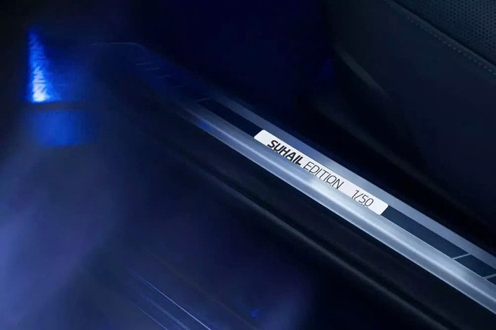 Một trong những điểm nổi bật đầu tiên chính là lớp sơn 2 tông màu đặc trưng của BMW Individual. Lớp sơn này kết hợp giữa màu xám Oxid Metallic và xanh Night Metallic ở ngoại thất, tạo nên vẻ đẹp nổi bật cho chiếc sedan hàng đầu này, cùng với logo chòm sao Suhail trên cột C.