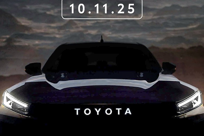 Toyota Hilux 2026 là phiên bản kế nhiệm của Hilux REVO, được phát triển dựa trên nền tảng khung gầm hiện có nhưng đã có nhiều thay đổi đáng kể về thiết kế và công nghệ. Đáng chú ý, Hilux TRAVO sẽ có thêm tùy chọn phiên bản thuần điện bên cạnh các biến thể động cơ diesel truyền thống.