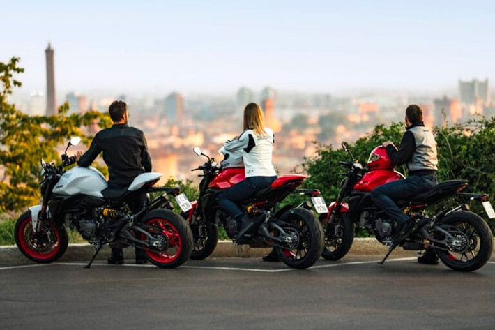 Về mặt hình ảnh, có sự khác biệt rõ ràng giữa Ducati Monster 2026 và những mẫu xe trước đó, mặc dù các yếu tố chính giúp xe có thể nhận ra ngay lập tức, bao gồm đèn pha LED toàn phần, yên xe đơn cho người lái và hành khách, và đuôi xe ngắn, vẫn được giữ nguyên. Đối với phiên bản mới của chiếc xe, hãng xe Ý đã thiết kế lại bình xăng hình lưng bò rừng và lắp một tấm che ở các tấm ốp bên hông kết nối với yên xe để lộ tấm chắn Ducati cùng với tọa độ của nhà máy Borgo Panigale.
