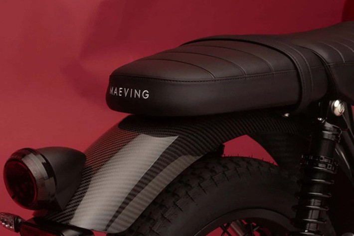 Maeving RM2 cũng được trang bị gương gù đặc trưng của dòng cafe racer kèm theo cụm đồng hồ tròn kết hợp analog và LCD hiện đại với giao diện hợp lý giúp người lái nắm được tình trạng xe một cách tối ưu nhất.
