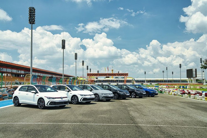 Vào hồi tháng 7/2025, hãng Volkswagen đã công bố mở cọc dành cho mẫu xe Golf ở Việt Nam với số lượng giới hạn nhằm hưởng ứng kỷ niệm 50 năm ra mắt dòng xe này trên toàn cầu. Trước thềm ra mắt chính thức tại thị trường Việt Nam, mẫu xe biểu tượng của Volkswagen đã có mặt ở trường đua để thực hiện các khâu chuẩn bị cần thiết.