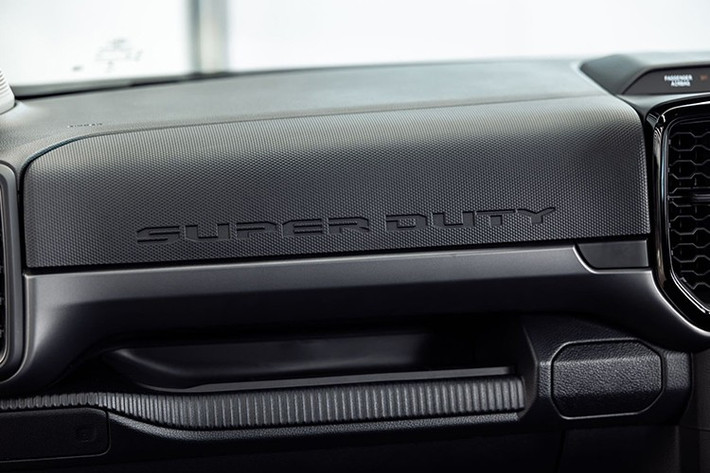 Ngoài ra, xe còn có hệ thống hỗ trợ phanh khi lùi, và cảnh báo phương tiện cắt ngang khi lùi. Xe có 6 chế độ lái, phù hợp với nhiều điều kiện địa hình khác nhau, từ chế độ tiết kiệm nhiên liệu đến chế độ leo đá chuyên dụng.