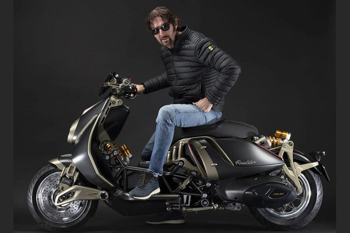 Phía sau, xe sử dụng phuộc đơn dạng treo nổi, gắn qua cơ cấu tay đòn phức tạp vừa đẹp về thẩm mỹ vừa hiệu quả trong vận hành. Giữa phần đuôi và hệ thống treo còn có khe gió đôi tạo điểm nhấn khí động học ấn tượng. Italjet Roadster 400 dự kiến có giá khoảng 7.500 euro - khoảng 228 triệu đồng và sẽ chính thức bán ra vào năm 2026.