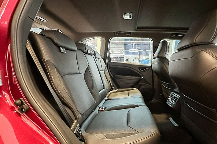 Hệ thống điều hoà 2 vùng độc lập, cửa gió cho hàng ghế sau, sạc điện thoại không dây 10W, cổng sạc USB-A 2.4 và USB-C 3.0, khởi động nút bấm và chìa khoá thông minh. Hàng ghế sau có thể gập 60/40.