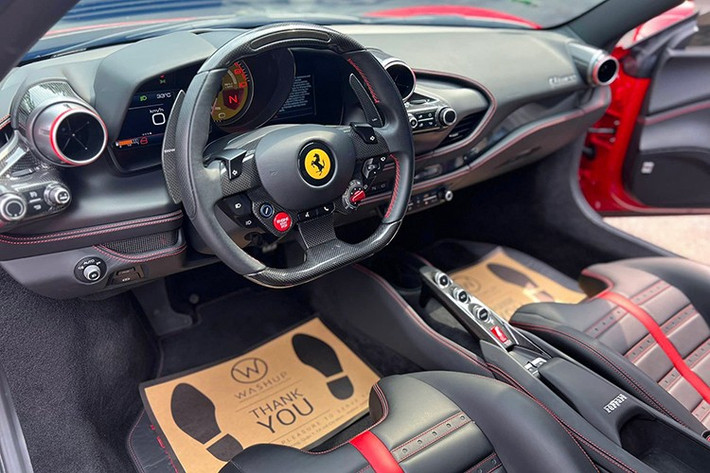 Thay đổi của siêu xe Ferrari F8 Tributo so với Ferrari 488 GTB chỉ đến từ mặt cửa, cụm điều khiển trung tâm cũng như thiết kế vô lăng đa chức năng mới hay trước mặt ghế phụ của siêu xe Ferrari F8 Tributo có thêm màn hình cảm ứng 7 inch và giao diện người dùng Human Machine Interface (HMI).