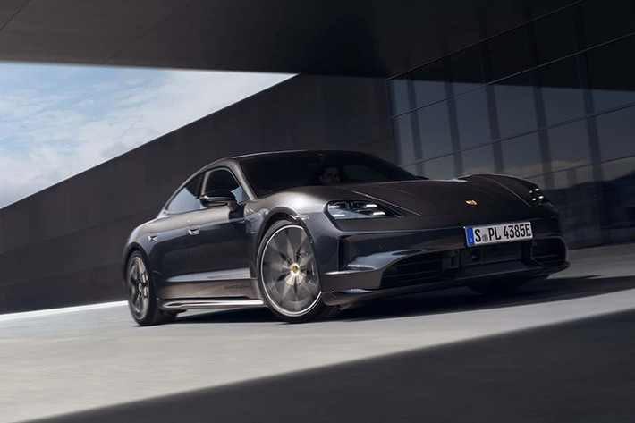 Dự kiến, mẫu xe thể thao chạy điện Porsche Taycan Black Edition sẽ được mở bán từ mùa thu năm 2025 tại nhiều thị trường, bao gồm cả khu vực châu Á. Porsche chưa công bố giá bán chính thức, nhưng dự kiến sẽ cạnh tranh hơn so với việc chọn cấu hình rời từng hạng mục.