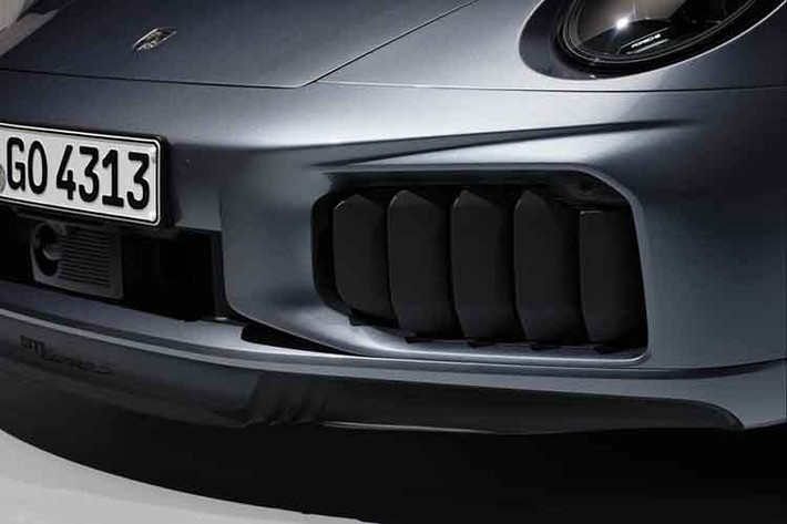 Cản trước được tinh chỉnh với cơ chế khí động học chủ động, giảm lực cản không khí khoảng 10%. Với chế độ Wet Mode, cửa khe gió được đóng lại giúp hạn chế nước bắn vào đĩa phanh.