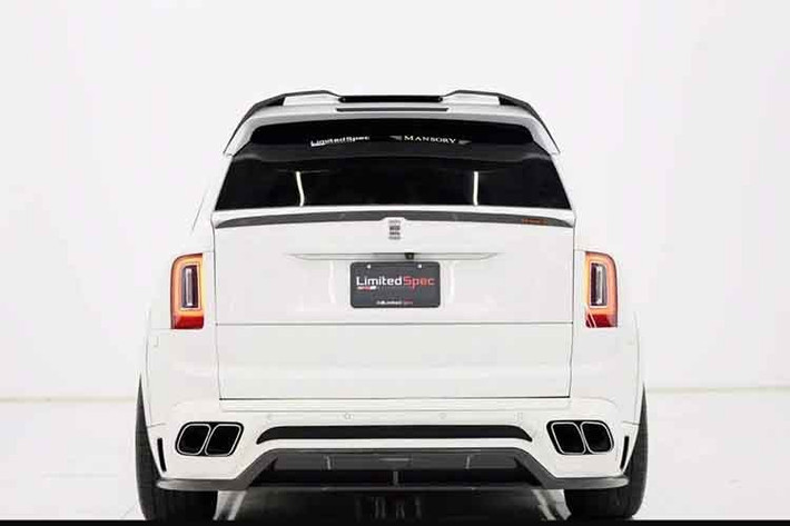 Tiếc là chúng ta cũng không biết chiếc Rolls-Royce Cullinan độ Mansory này đã chạy được bao nhiêu km, nhưng nhìn vào ngoại hình, có lẽ con số này không nhiều lắm.