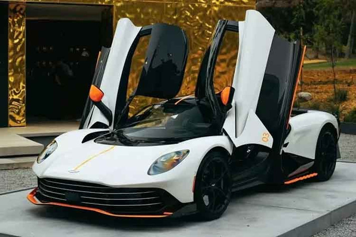 Siêu xe Aston Martin Valhalla có giá bán khởi điểm tại nước ngoài từ 800.000 đô la (tương đương khoảng hơn 21 tỷ đồng). Ngoài ra, Valhalla còn được công bố có thêm "khả năng tùy biến và cá nhân hóa vô tận" bởi phân nhánh Q của hãng siêu xe Anh quốc.