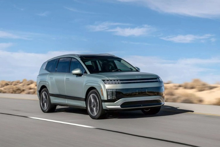 Hyundai Ioniq 9 ﻿Ioniq 9 được phát triển trên nền tảng E-GMP. Xe sở hữu bộ pin 110,3 kWh và nhiều cấu hình động cơ điện mang lại sự linh hoạt: từ bản RWD tiết kiệm đến bản AWD hiệu suất cao. Đây là mẫu SUV chứng minh Hyundai đã bước vào sân chơi xe điện cỡ lớn với sự chuẩn bị kỹ lưỡng, cạnh tranh trực tiếp với các tên tuổi Mỹ và châu Âu.