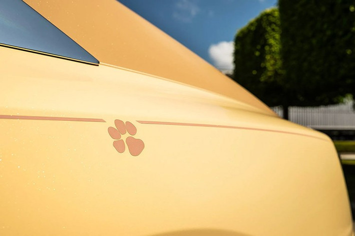 Dấu chân dọc theo đường coachline ở bên hông được sơn thủ công bằng vàng hồng, một tông màu trùng với biểu tượng Spirit of Ecstasy ở đầu xe.