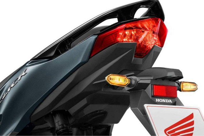Honda Ngoài ra, Vario 125 còn chú trọng đến sự tiện nghi của người lái với các trang bị tiện ích như cổng sạc USB được đặt trong hốc chứa đồ phía đầu xe.