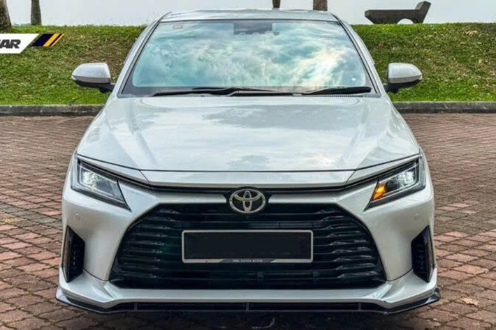 Những thay đổi bao gồm đèn pha LED projector thay thế halogen/chóa LED, màn hình giải trí trung tâm 9 inch và một số tính năng an toàn như cảnh báo tiền va chạm, cảnh báo chệch làn đường. Dù giá bán đã được điều chỉnh giảm, Vios vẫn chưa đáp ứng kỳ vọng của nhiều khách hàng, đặc biệt khi so sánh với các đối thủ mới ra mắt như Honda City, Hyundai Accent.