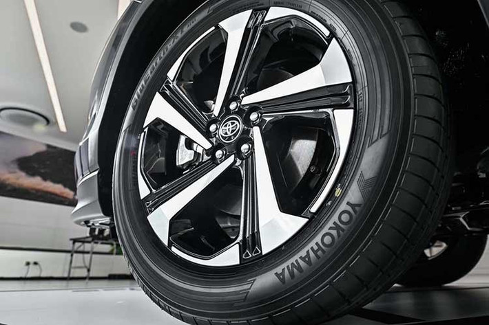 Xe vẫn sở hữu lưới tản nhiệt với thiết kế không có nhiều thay đổi, ốp cản trước và sau màu đen, mâm hợp kim 18 inch hai màu dạng 5 chấu, gương chiếu hậu, viền đèn sương mù, viền cửa sổ, giá nóc và cánh gió sau đều được sơn đồng bộ.