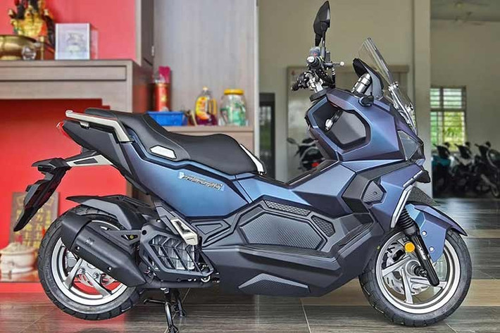 Điểm đầu tiên phải nói tới là thiết kế của em nó! Husky ADV 150 SE mang phong cách hầm hố, thể thao rõ rệt với các đường nét góc cạnh đầy mạnh mẽ. Xe sở hữu kích thước tổng thể báo gồm dài 1.980 x rộng 780 x cao 1.225 mm.