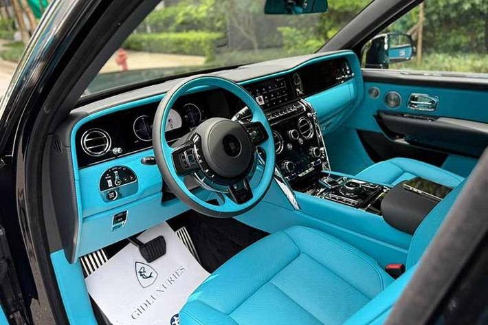 Bên trong, khoang nội thất của Cullinan Series II được đại gia Hà Nội khẩu lựa chọn tông màu xanh dương lạ mắt, kết hợp cùng màu đen thay cho kiểu màu nâu da bò hay màu đen truyền thống được nhiều đại gia lựa chọn ở Cullinan Series I.