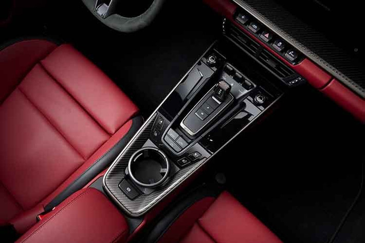 Porsche 911 Turbo S bản nâng cấp facelift 2026 sở hữu công nghệ T-Hybrid. Thay vì một cụm eTurbo (như 911 Carrera GTS), mẫu xe thể thao này đã bổ sung 2 cụm eTurbo, tăng công suất và độ phản hồi chân ga. Khối động cơ boxer 6 xy-lanh 3.6L sản sinh công suất tối đa 640 mã lực và mô-men xoắn 760 Nm.