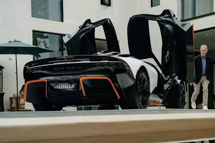 Đó là 1 chiếc xe Aston Martin Valhalla mang màu trắng ngọc trai cùng sọc cam, và nội thất phủ đầy carbon đắt tiền, rất có thể ngay trong năm nay, những chiếc xe Aston Martin Valhalla sẽ sớm đến tay khách hàng.