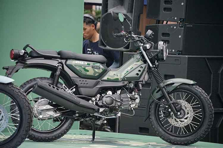 Xe cũng sử dụng bộ lốp IRC GP-22S dạng gai, tăng độ bám đường khi đi trên địa hình hỗn hợp. Hệ thống giảm xóc bao gồm phuộc ống lồng phía trước dạng chữ H và giảm xóc sau tay đòn lộ cơ khí, giúp cải thiện độ ổn định khi di chuyển ở tốc độ cao.