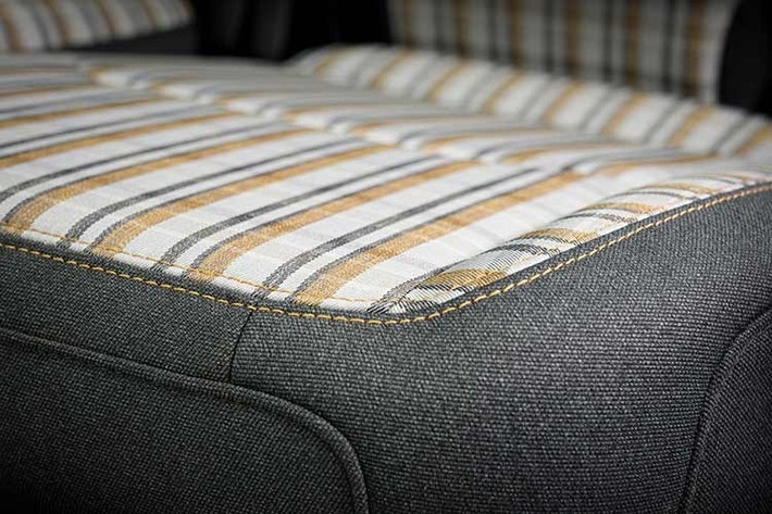 Trong khi đó, Jeep Gladiator Rubicon được trang bị hệ thống khởi động từ xa cùng với bộ dụng cụ đa năng hơn để chứa các dụng cụ và bu lông cần thiết để tháo mái, cửa và kính chắn gió.