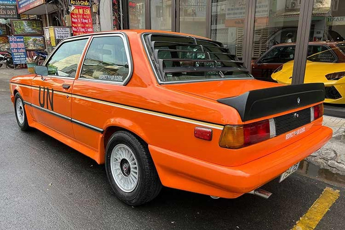 Các mẫu xe ban đầu được sản xuất với động cơ xăng bốn xi-lanh sử dụng bộ chế hòa khí có dung tích 1,6 L, 1,8 lít và 2,0 lít. Hệ thống phun nhiên liệu được giới thiệu vào cuối năm 1975 trên mẫu 320i.