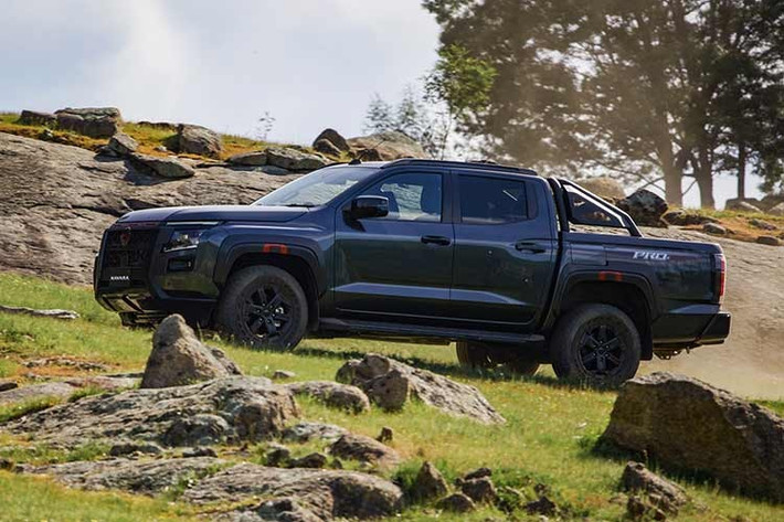 Navara 2026 bản tiêu chuẩn sở hữu màn hình trung tâm 9 inch hỗ trợ Apple CarPlay không dây và Android Auto có dây. Hệ thống giải trí còn tích hợp radio kỹ thuật số DAB+ và bảng đồng hồ kỹ thuật số 7 inch.