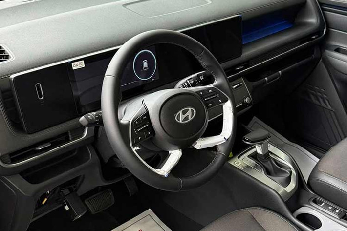 Điểm nhấn nội thất của Hyundai Stargazer 2026 chính là cặp màn hình 10,25 inch liền khối, kết nối Apple CarPlay/Android Auto không dây và tích hợp dữ liệu bản đồ độc quyền cho thị trường Việt Nam. Hãng xe Hàn Quốc cũng làm mới cụm phím điều khiển điều hòa và hệ thống thông tin - giải trí