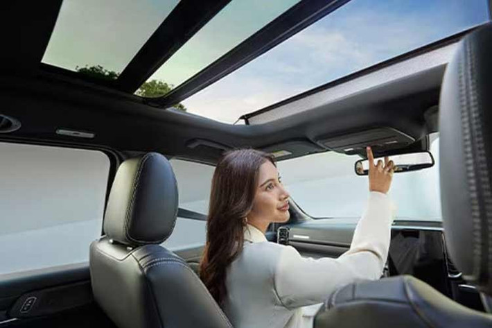 Ghế ngồi của Ford Everest Platinum V6 được bọc da có họa tiết mắt lưới tổ ong và logo độc quyền. Ghế lái có làm mát, chỉnh điện 10 hướng, tích hợp cả chức năng nhớ vị trí ghế. Trong khi đó, hàng ghế thứ hai cũng được thêm vào các tính năng sưởi ghế, làm mát.