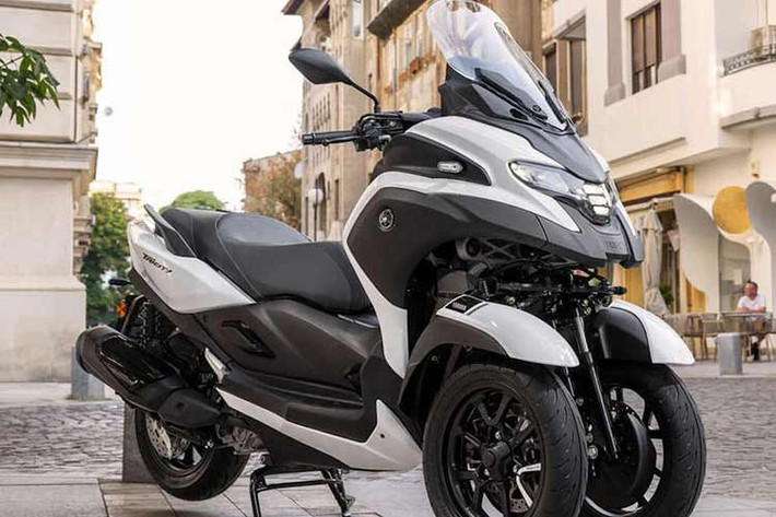 Yamaha Tricity 2026 cũng được trang bị tính năng Hỗ trợ Đứng (Standing Assist), giúp xe giữ thăng bằng khi dừng lại bằng cách khóa chuyển động nghiêng của bánh trước. Để tăng cường an toàn, Tricity 300 còn có túi khí và các tính năng hỗ trợ lái khác bao gồm hệ thống kiểm soát lực kéo.