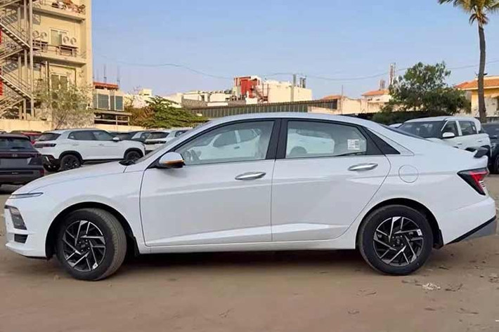 Hyundai Accent 2026 tại Ấn Độ đã được nâng cấp cả về ngoại hình lẫn trang bị. Trong đó, đáng chú ý nhất là khu vực ngoại thất với hàng loạt thay đổi. Cụ thể hơn, mẫu sedan hạng B này được trang bị lưới tản nhiệt mạ crôm màu tối mới, cụm đèn pha LED Projector kép và cản trước/sau thiết kế lại.