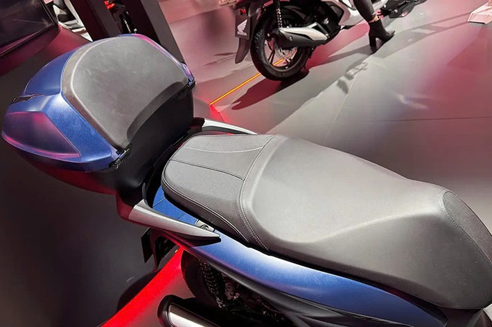 Xe được trang bị đầy đủ HSTC, ABS và chìa khóa thông minh Smart Key. SH125i/150i 2026 có 7 lựa chọn màu, trong đó đáng chú ý là màu Vetro Blue với lớp sơn bán trong suốt thân thiện môi trường. SH350i 2026 vẫn sử dụng động cơ eSP+ xi-lanh đơn 330 cc cho công suất 29,4 mã lực và mô-men xoắn 31,5 Nm, phản hồi ga nhanh và mượt.