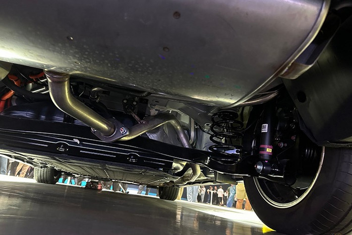 Hệ truyền động PHEV của xe cho công suất kết hợp 208 mã lực và mô-men xoắn cực đại 320 Nm, mang đến khả năng tăng tốc từ 0-100 km/h trong 6,8 giây. Pin LFP 21,1 kWh cho phạm vi chạy thuần điện 180 km theo chu trình CLTC của Trung Quốc.