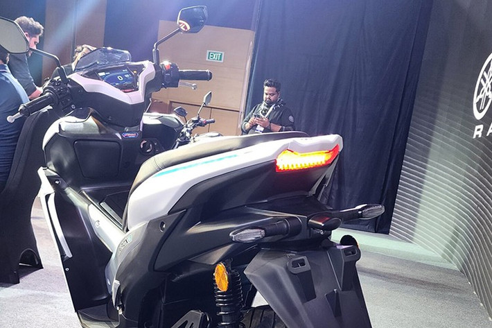 Aerox E có 3 chế độ lái là Eco (tiết kiệm năng lượng, Standard (tiêu chuẩn) và Power (hiệu năng cao), kèm theo tính năng Boost giúp tăng tốc mạnh mẽ và chế độ lùi giúp người điều khiển có thể dễ dàng ra vào bãi gửi xe.