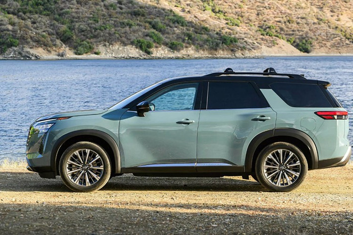 Dù không phải thế hệ mới, Nissan Pathfinder 2026 bản nâng cấp giữa vòng đời mang đến nhiều tinh chỉnh đáng chú ý về thiết kế. Xe có phần cản trước và cản sau được tinh chỉnh, tạo cảm giác sắc nét hơn, trong khi logo phía trước chuyển sang dạng sơn mờ hiện đại.